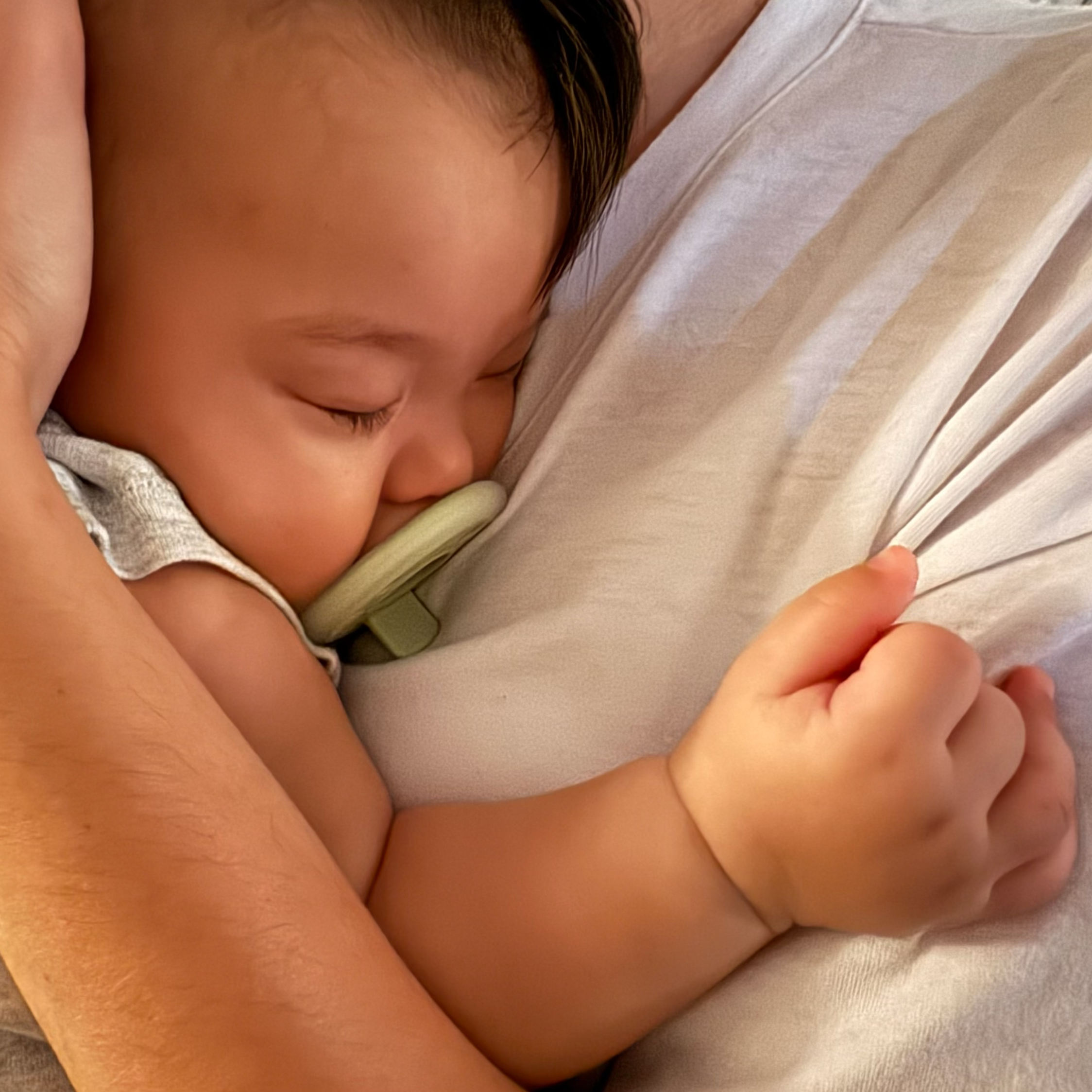 mōmi babypace® breast-like pacifier 2-set in calm pistachio green